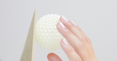 Hand with Rhomball, 3D printing, EOS | © EOS