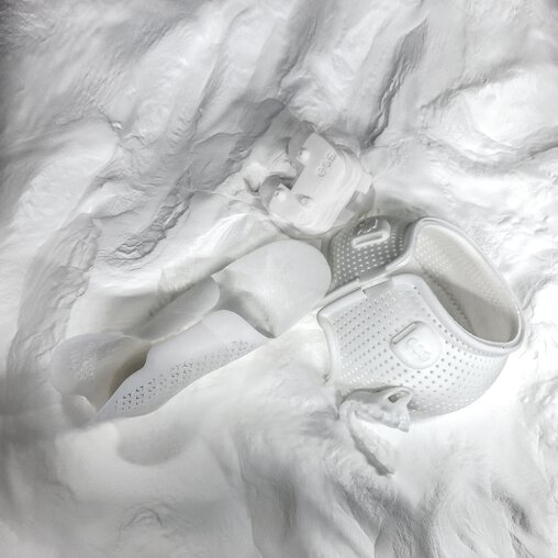 Medical parts in polymer powder bed when unpacking after 3D printing | © EOS