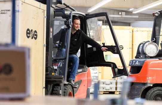 Warehouse operator on a forklift truck | © EOS