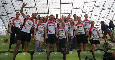 EOS employees as running team at the b2run in Munich's Olympic Stadium | © EOS