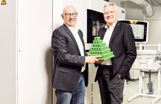 Managing Directors and founders 1zu1, Hannes Haemmerle and Wolfgang Humml, in front of EOS P 500 System