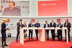 Representative of seven companies and TUM signing the founding of the "Bavarian AM Cluster" | © Representative of seven companies and TUM signing the founding of the "Bavarian AM Cluster"