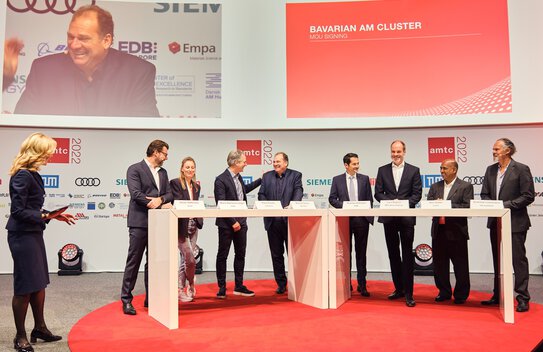 Representative of seven companies and TUM signing the founding of the "Bavarian AM Cluster" | © Representative of seven companies and TUM signing the founding of the "Bavarian AM Cluster"